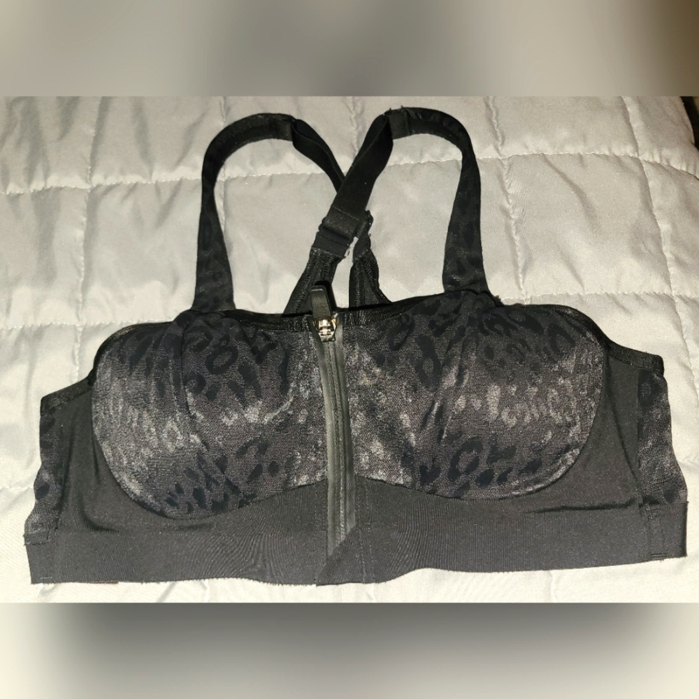 Victoria's Secret Knockout Front-Close Sport Bra Black Animal Print